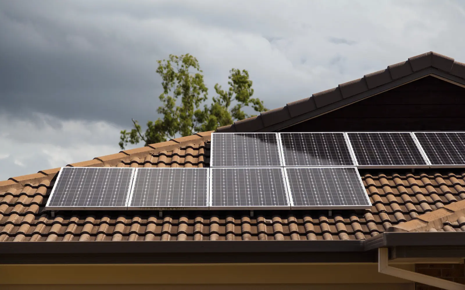 Panneaux solaires sur une toiture de maison en Gironde